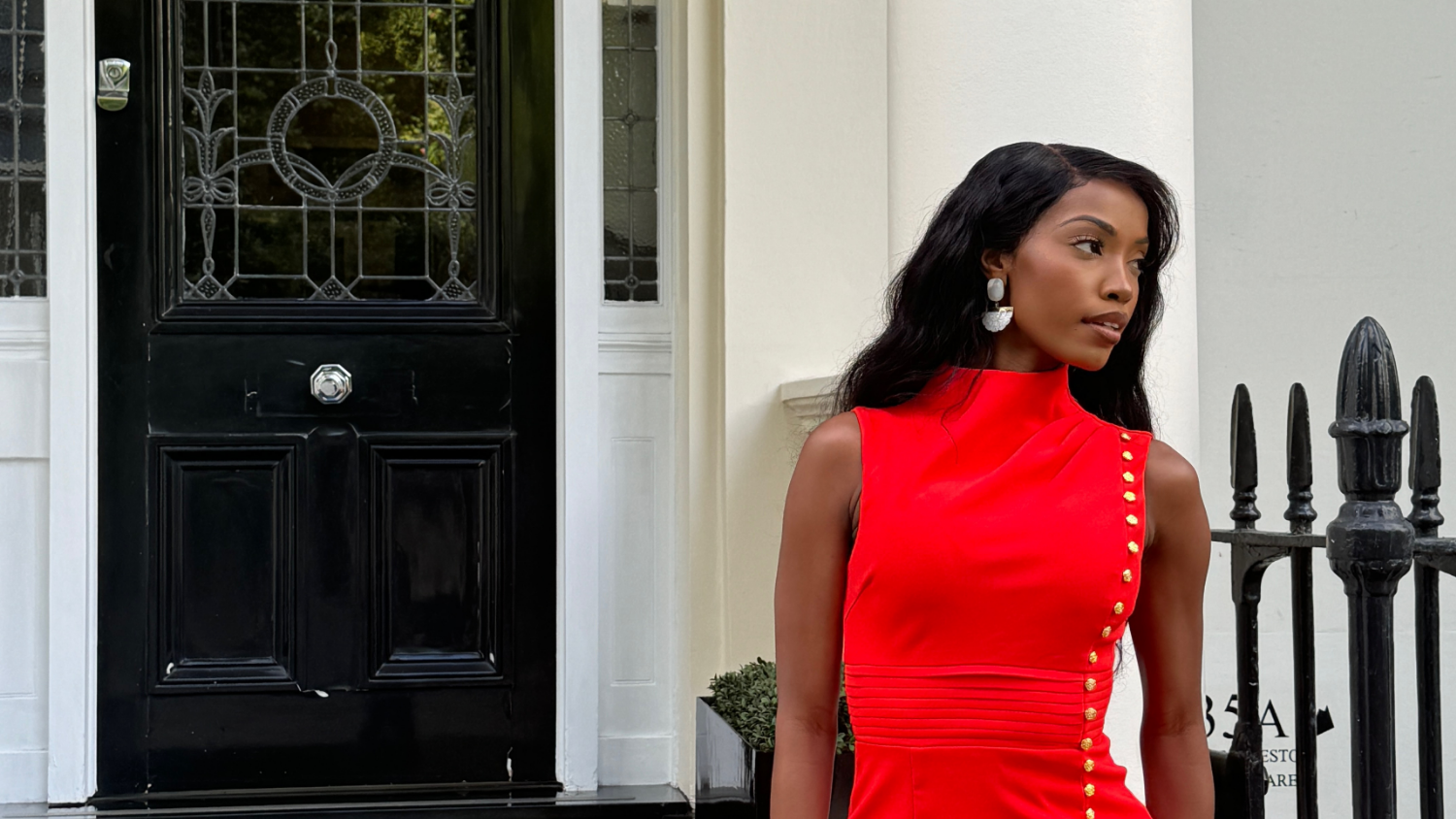 From Day to Night: The Versatility of Statement Pearl Earrings for Effortless Glamour