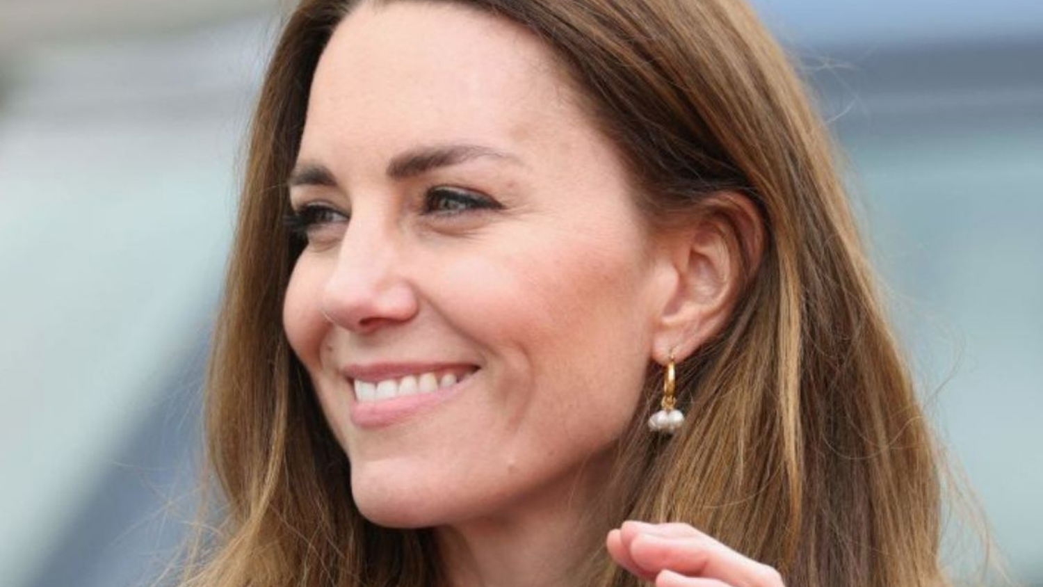 Kate middleton in mini hoops with detachable pearls 